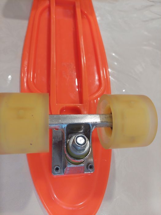 Продаю пениборд оранжевый.