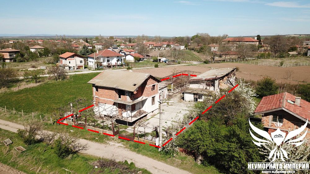 Двуетажна къща с гараж и постройки 441РЗП с 1010кв.м. двор с.Избеглии