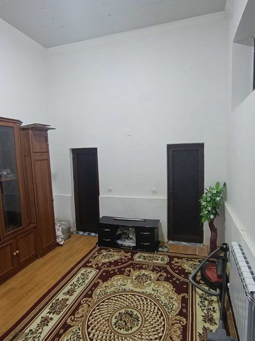 Срочна ховли сотилади.