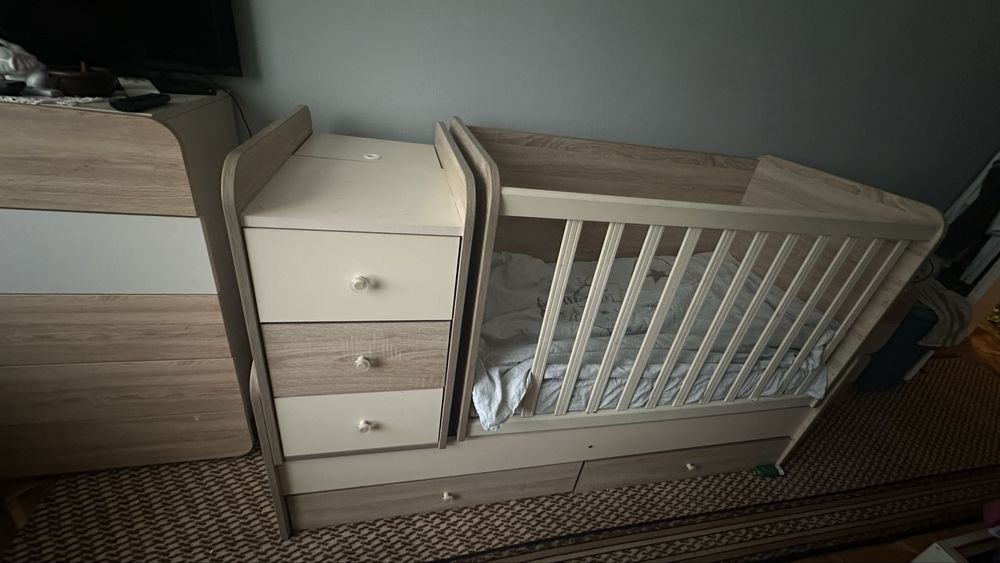 Детска кошара с люлеещ механизъм