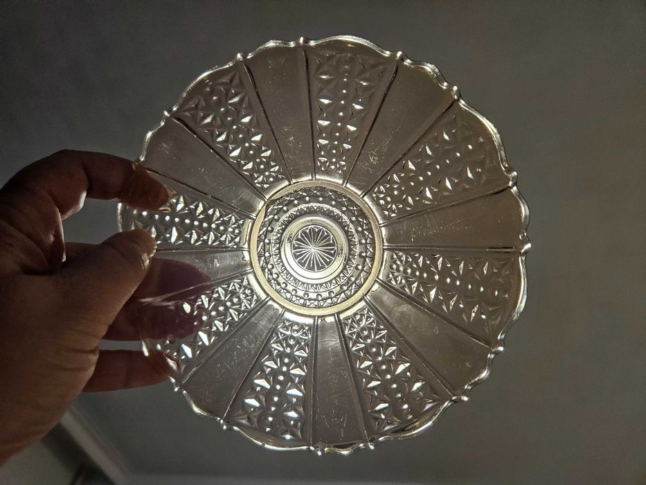 Ретро съдове от цветно стъкло за допълване на сервизи