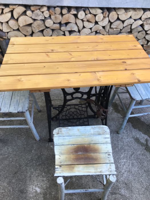 Маса от фигурален чугун с ретро столове