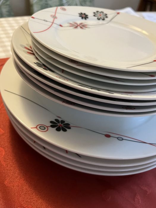 Сервиз за хранене чинии за основно,десерт