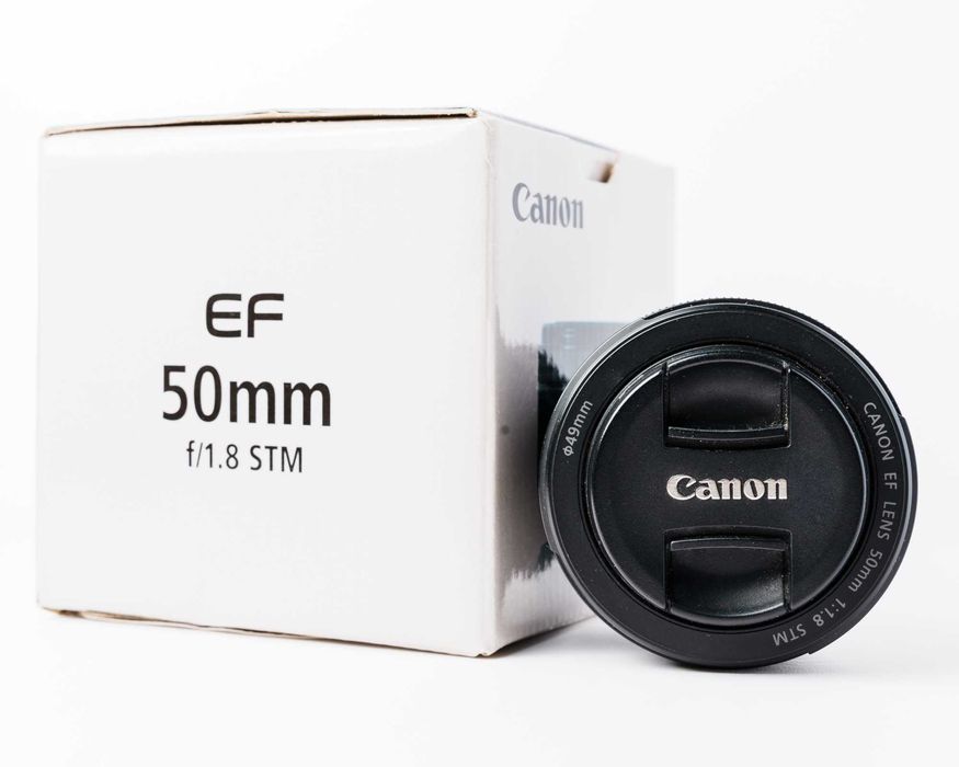 Фотоапарат Canon 800D в комплект с EF-S 18-55 и обективи Canon EF 50mm/f1.8 и Sigma 17-70mm/F2.8-4 DC DN