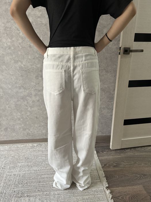 Белые прямые джинсы