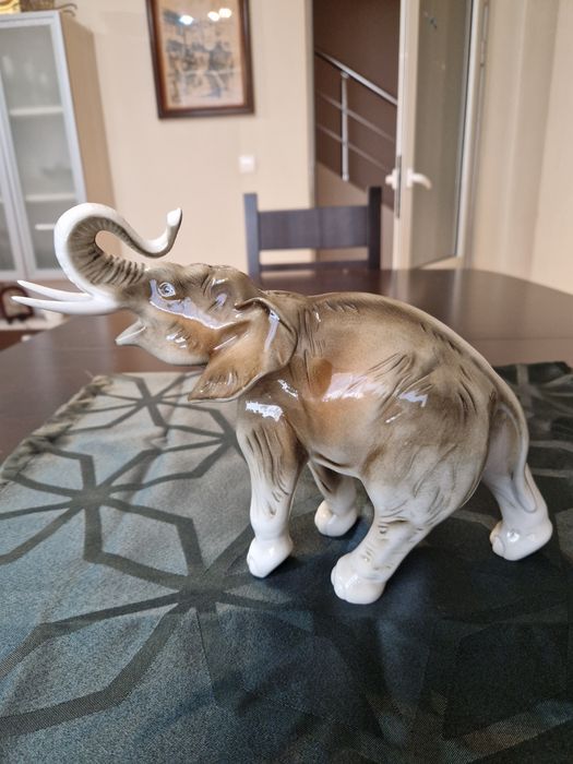 Топ Рядка антикварна колекционерска порцеланова фигура Royal Dux