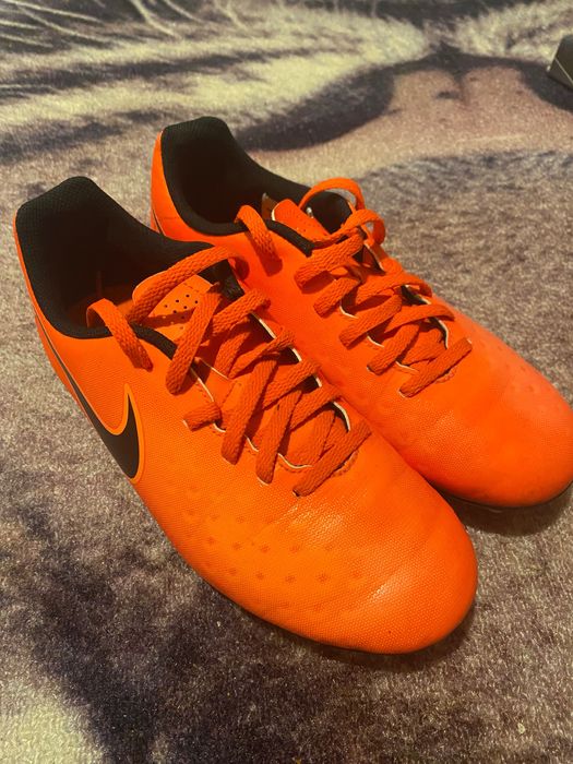 Продавам оригинални бутонки на nike и ролери