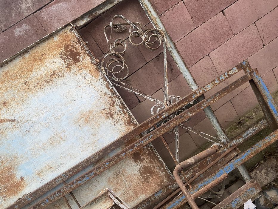 Ворота и топчан.