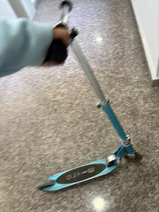 Vând trotinetă Micro, pliabilă, cu ghidon reglabil pe înălțime