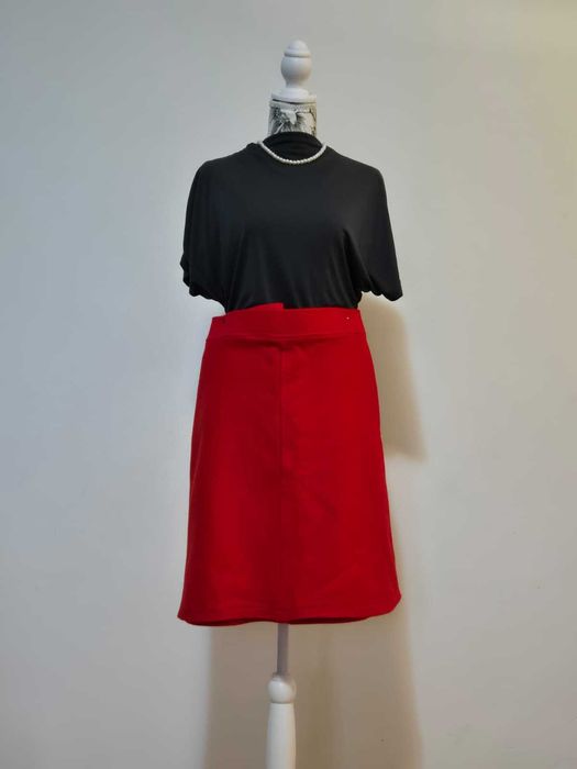 Fustă croită manual din stofă în clin