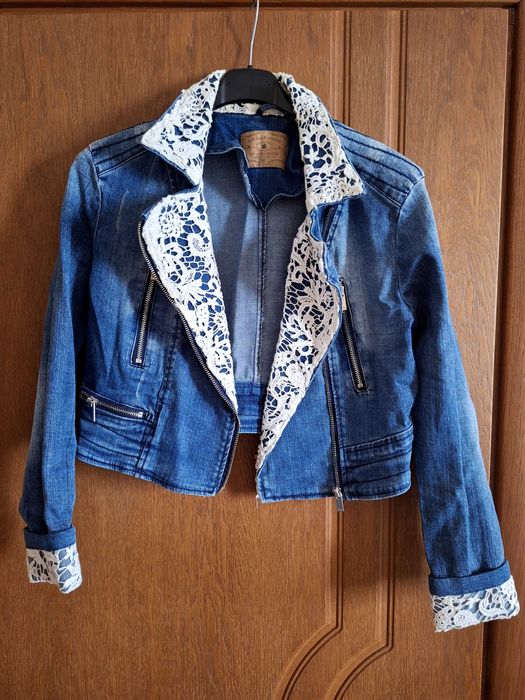 Късо дънково яке с дантела