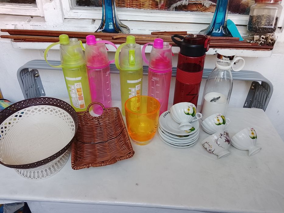 Посуда, бутылки для питья воды.