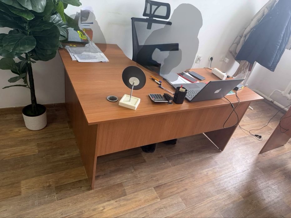 Офисная мебель стул и стол