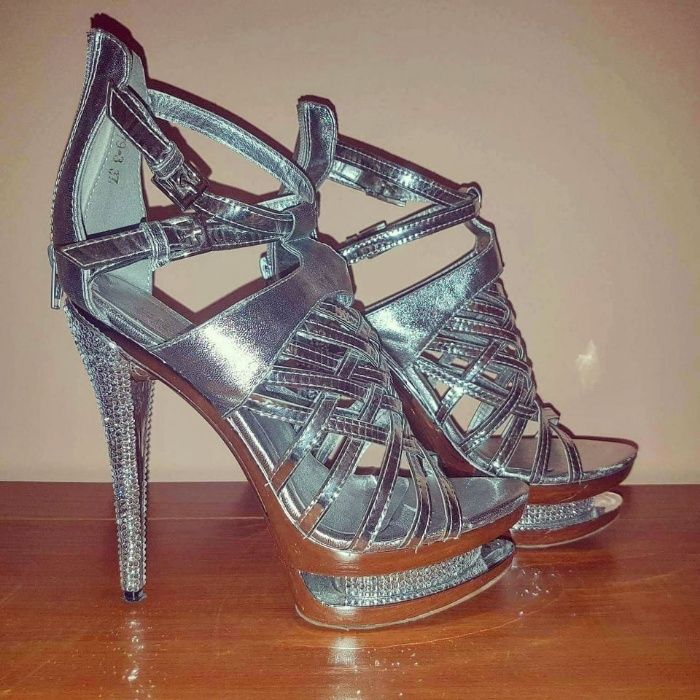 Сребристи сандали на ток