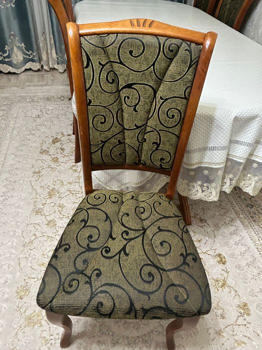 Стол со стульями для гостиной