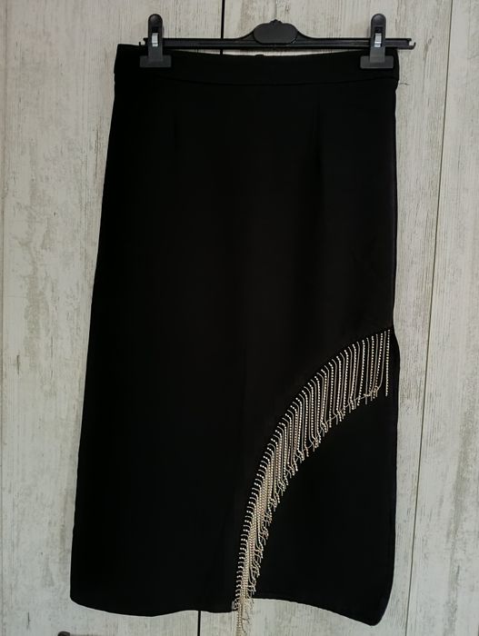 Черна пола със цепка