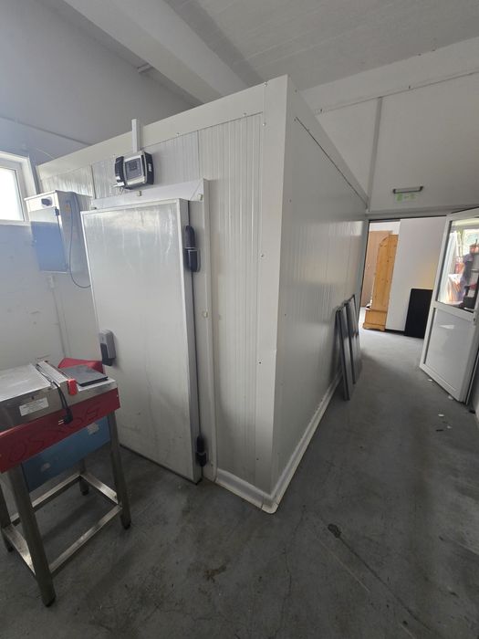 Lichidare stoc vitrine frigorifice magazin inchis