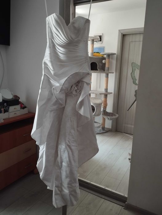 Rochie de mireasă și costum de ginere