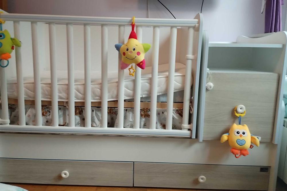 Бебешко легло с люлка, с включена антирефлуксна  възглавница