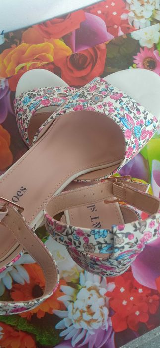 Sandale bej cu toc 38, noi
