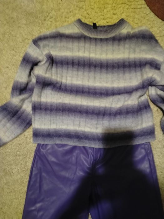 Pantaloni de piele mov drepți o culoare la moda anul acesta