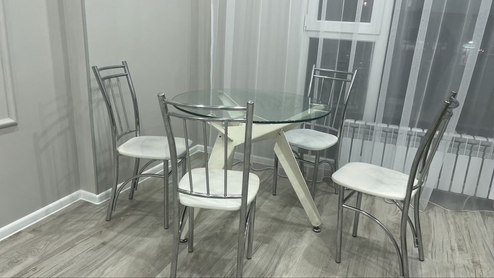 Стол со стульями
