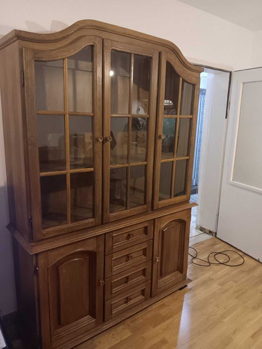 Кухненски Бюфет с витрина и кухненски шкаф от масивно дърво