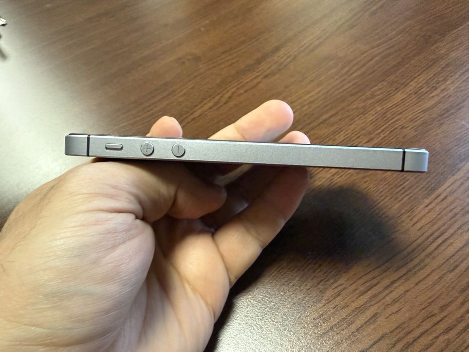 iPhone SE - 16GB - Като Нов