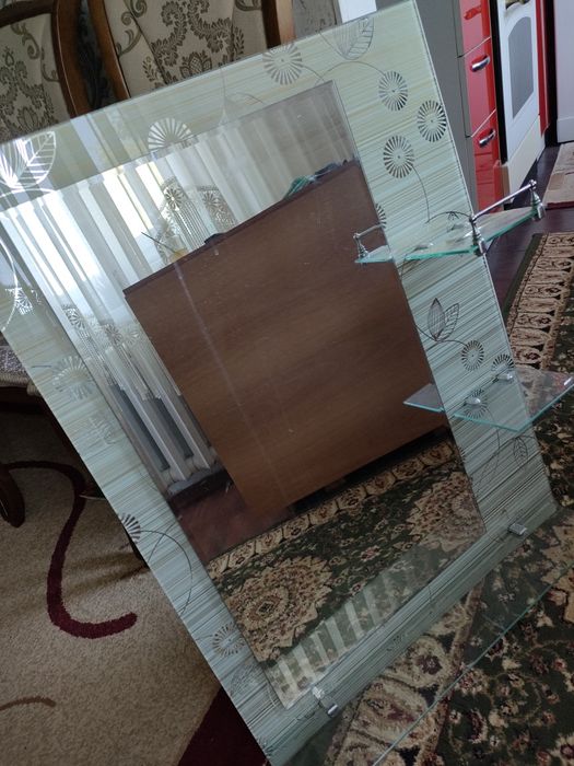 Продам Зеркало с небольшими полками