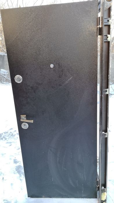 Продам входную дверь.