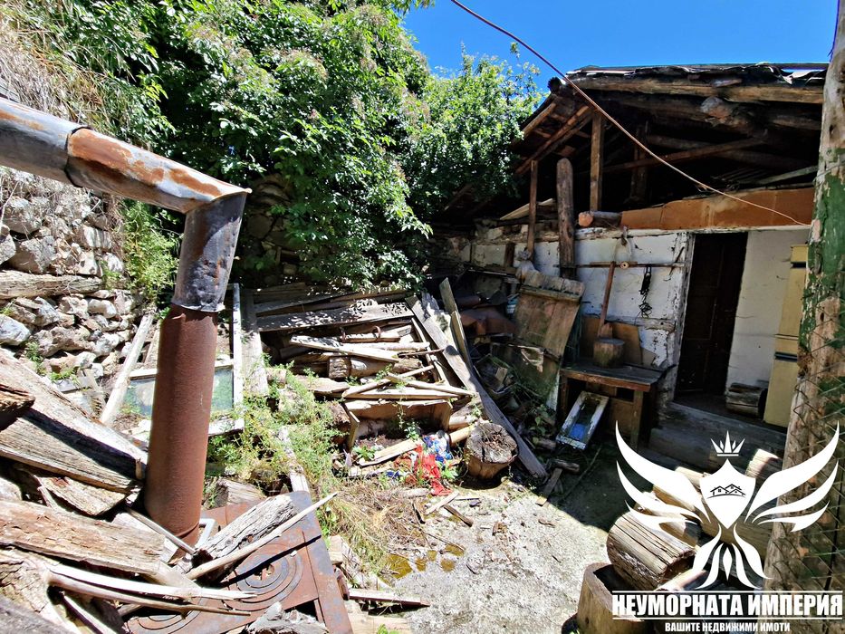 Триетажна къща с постройки 145РЗП с 194кв. в двор село Орехово