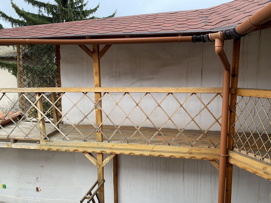 Конструкция Манастира дървени тераси, греди, челни дъски и декор