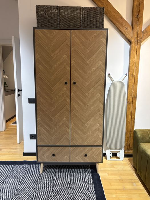 Dulap cu fronturi chevron/herringone cu picioare