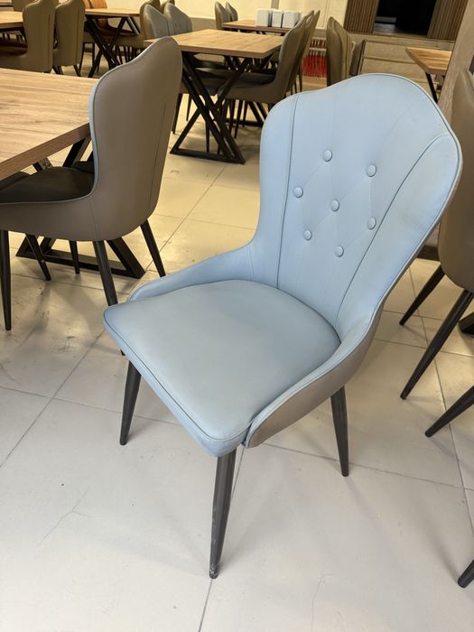 Стол и стулья для кафе