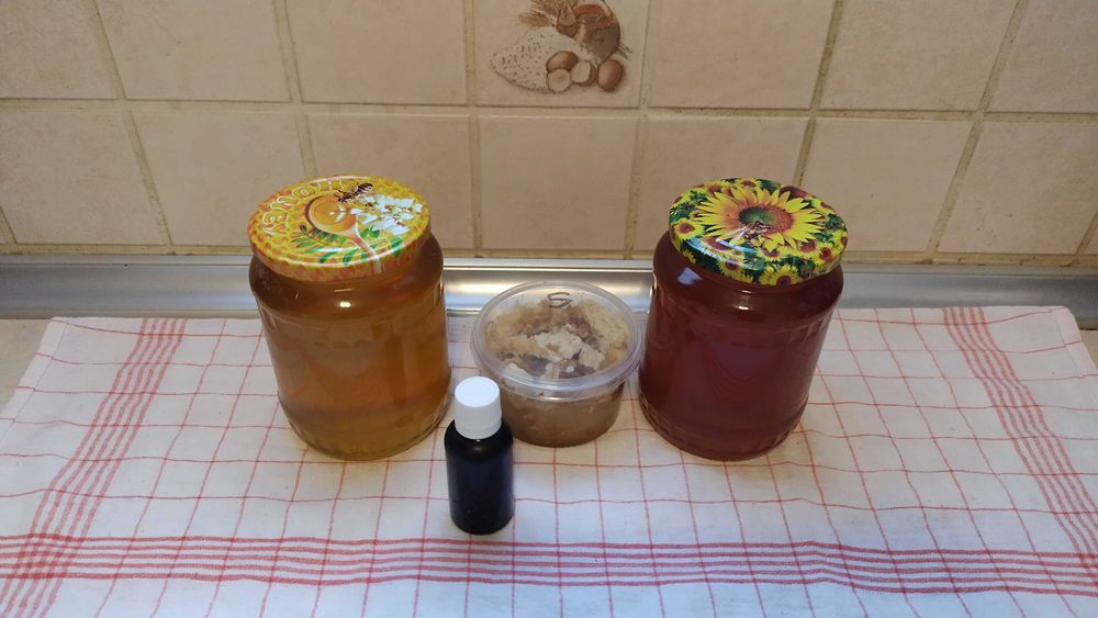 Miere de albine, din stupina proprie. De la 25 lei kg.