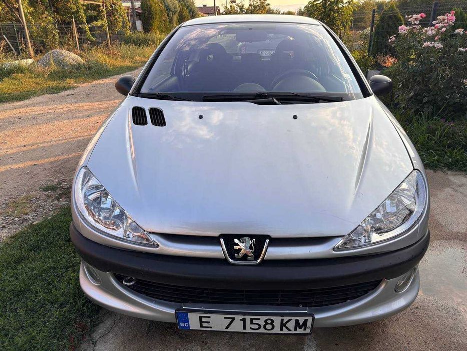 Напълно обслужен автомобил Peugeot 206 с газов инжекцион