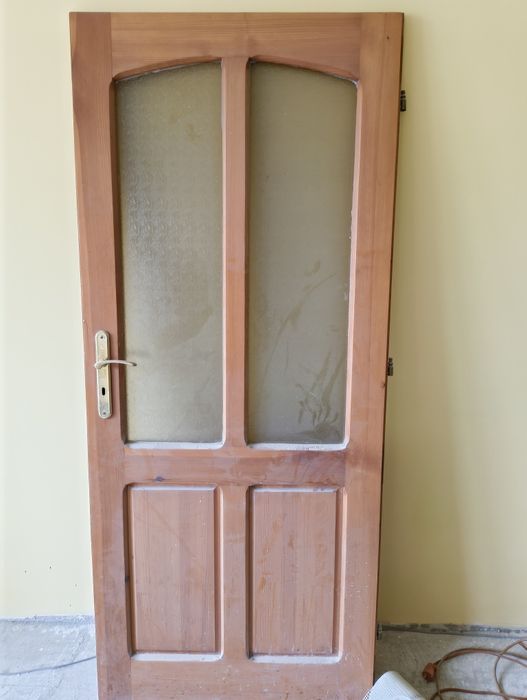 Дървена врата интериорна