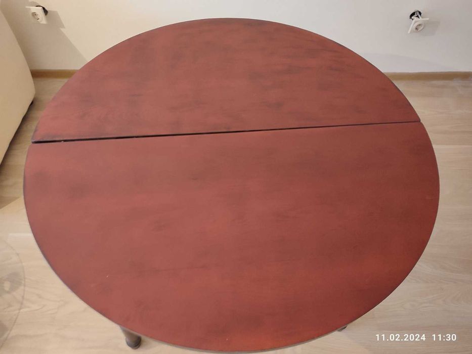 продавам 4 стола модел ЯНТРА-3 от ХЕМУС - Троян; и 1 кръгла маса