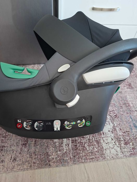 Столче за кола Cybex Aton B2 с основа Isofix в много добре състояние