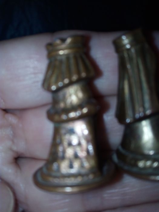 Статуэтки и лягушка