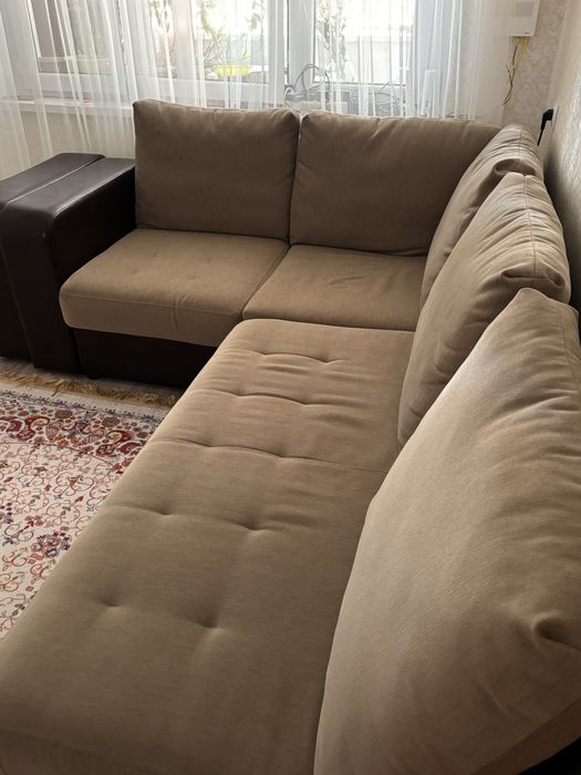 Продается диван с полочками на боку