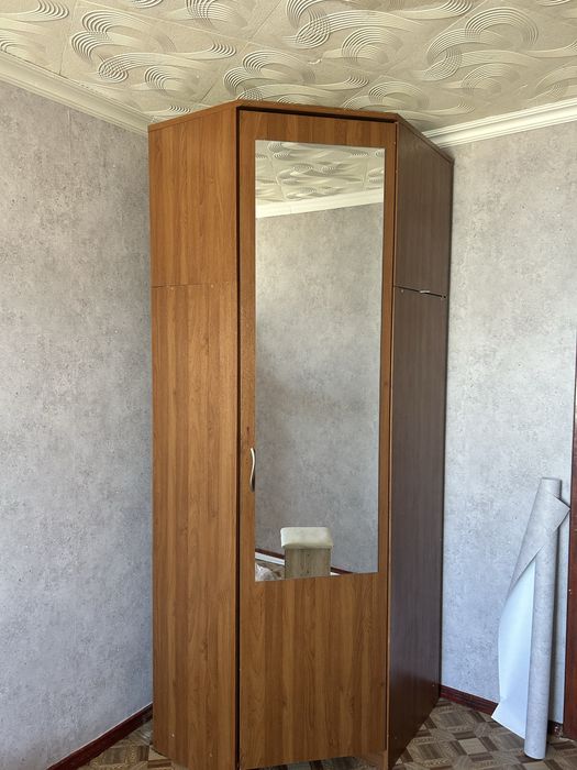 Угловой шкаф с зеркалом.