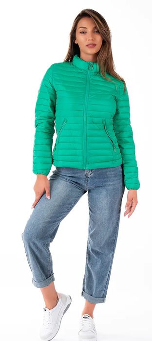 Дамско яке USA Pro Hybrid Jacket е изработено с пълно  

закопчаване
