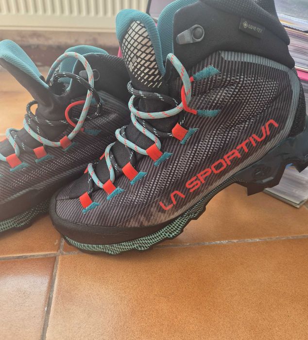 Super bocanci La Sportiva  de dama pentru drumetii montane