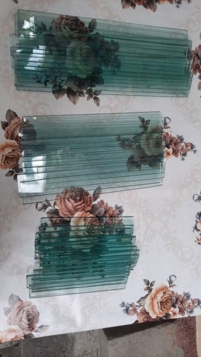 Sticle pentru vitrina veche pe rotund