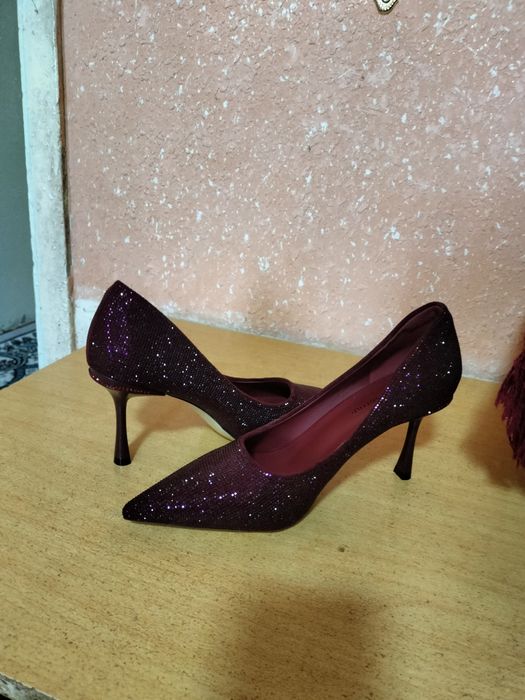 Yangi tufli sotiladi