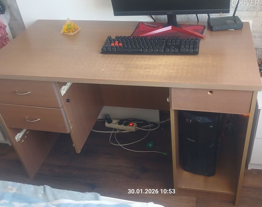 Продам стол компьютерный