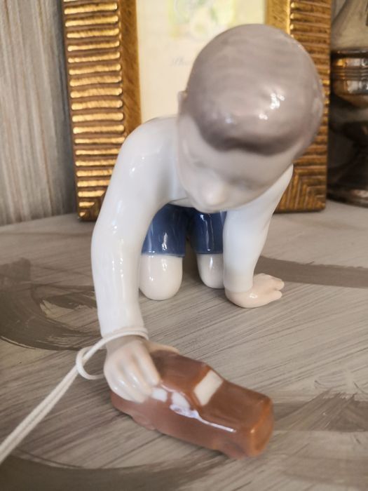 Фигури порцелан, месинг, дърво