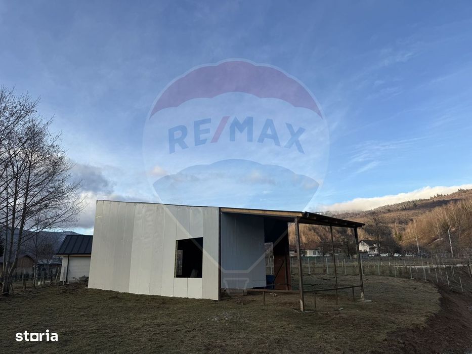 Teren de vanzare in Leresti si casa la roșu cu vedere spre Iezer