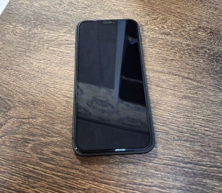 iphone 11        .